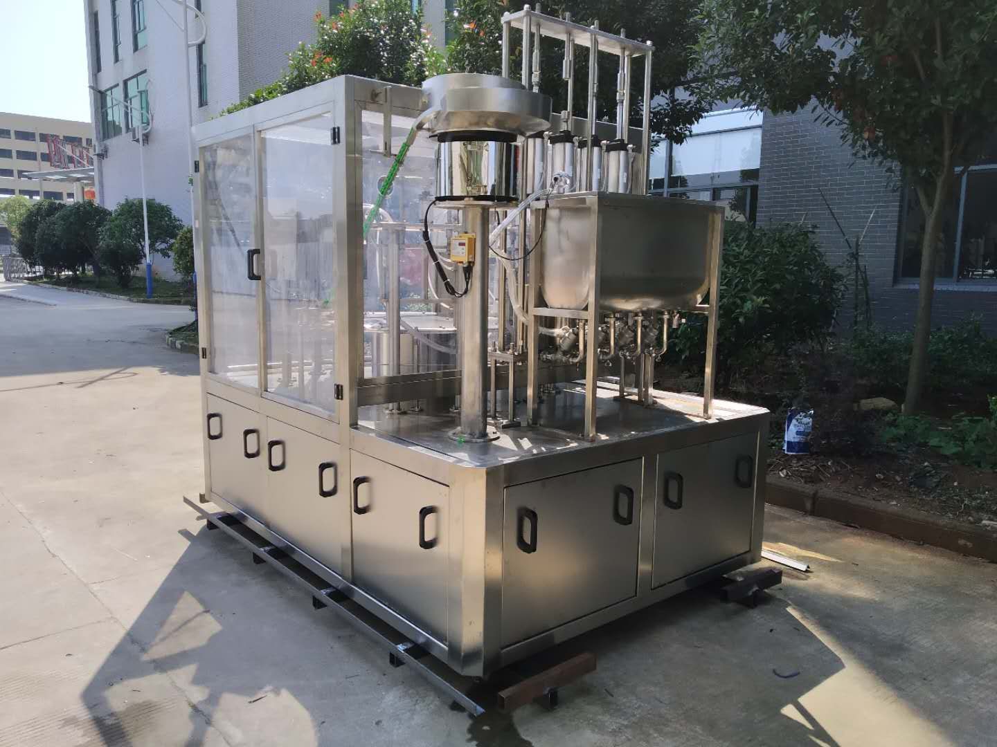 LG-200 吸嘴袋灌裝旋蓋機(jī).jpg